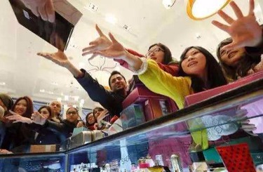 暴操骚逼妇女中国人依然爱赴日旅游 消费已由爆买转向网购
